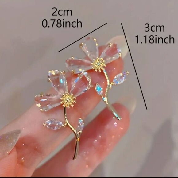 Delicate Floral Glass Gold Stud Earrings - Picture 4 of 7